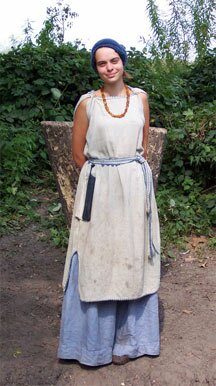 Dagelijkse vrouwenkleding uit de ijzertijd (klik voor een uitvergroting)