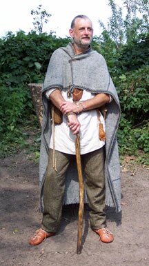 Dagelijkse mannenkleding uit de ijzertijd (klik voor een uitvergroting)